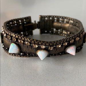 Bracelet with crystals and opals.